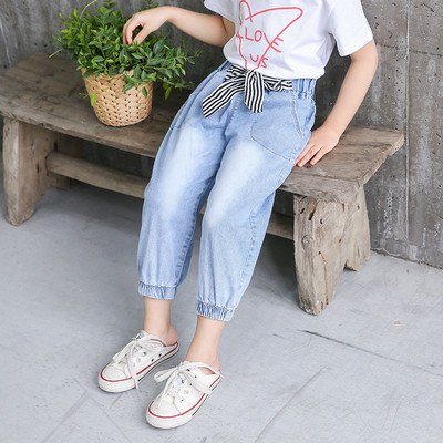 Μοντέρνα παιδικά τζιν σε ανοιχτό χρώμα για κορίτσια