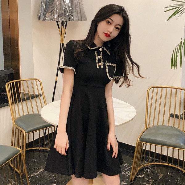 Modern női ruha modell fekete színben