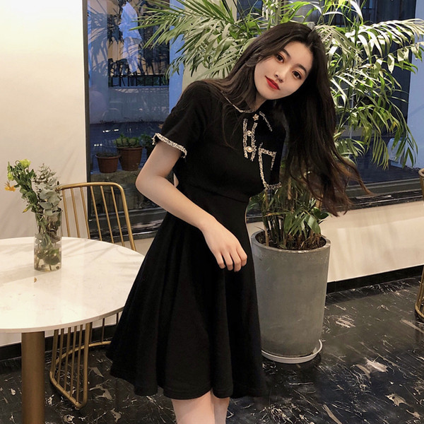 Modern női ruha modell fekete színben