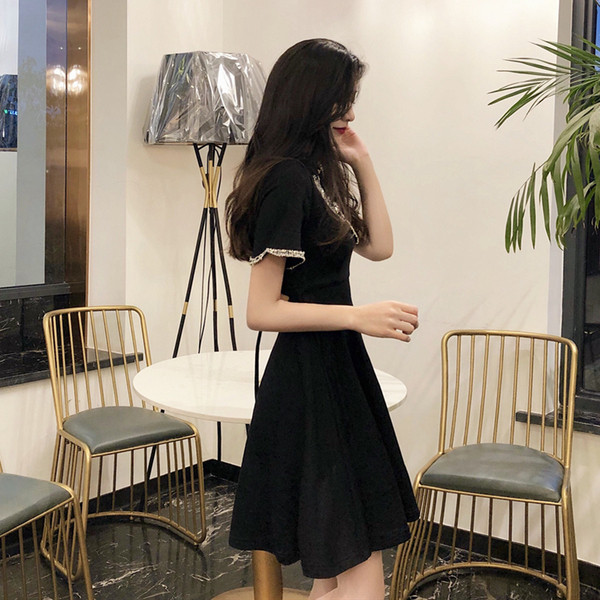 Modern női ruha modell fekete színben