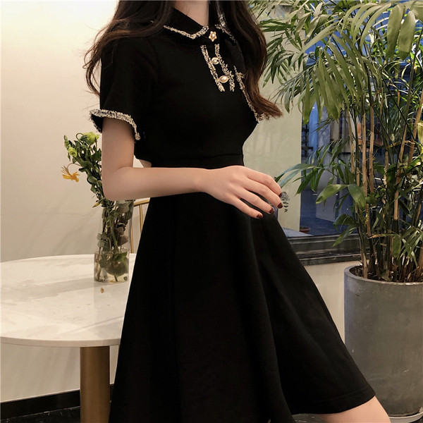 Modern női ruha modell fekete színben