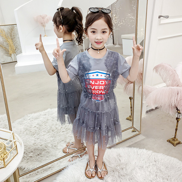 Szürke modern gyerekruha csipkével