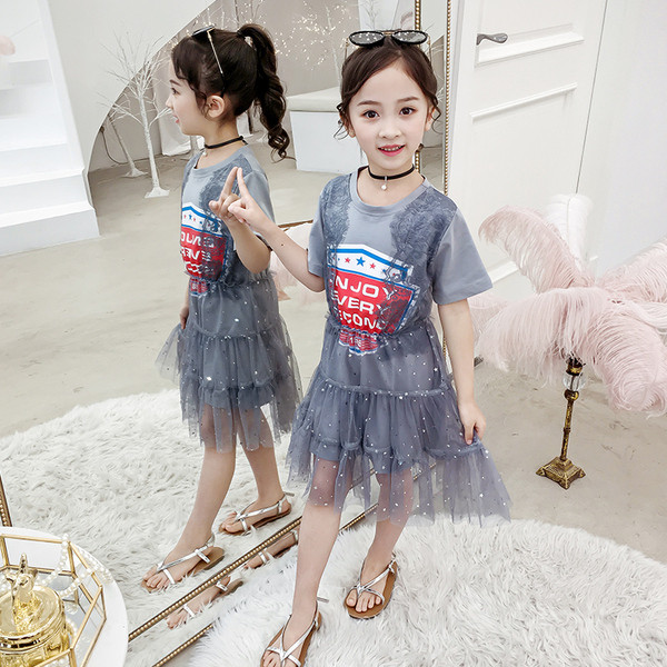 Szürke modern gyerekruha csipkével