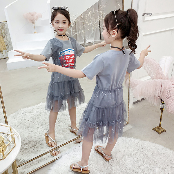 Szürke modern gyerekruha csipkével