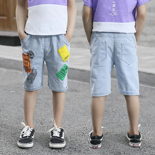 Modern gyerek rövid farmernadrág feliratokkal - fiúknak