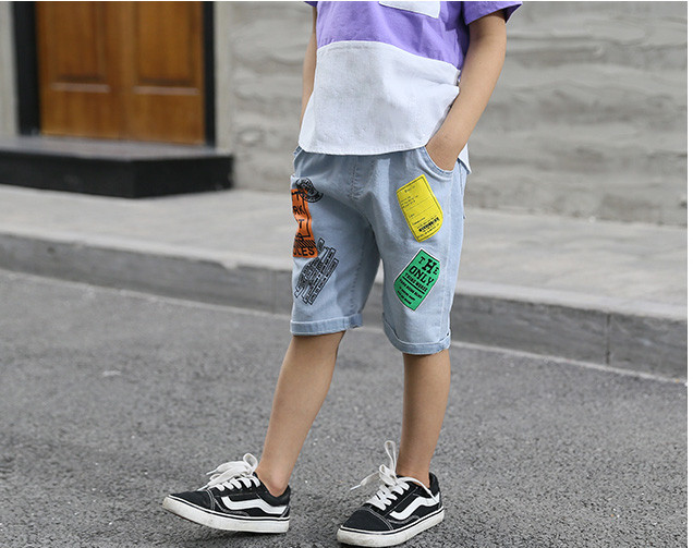 Modern gyerek rövid farmernadrág feliratokkal - fiúknak