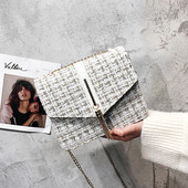 Stílusos női táska fehér és fekete lánccal