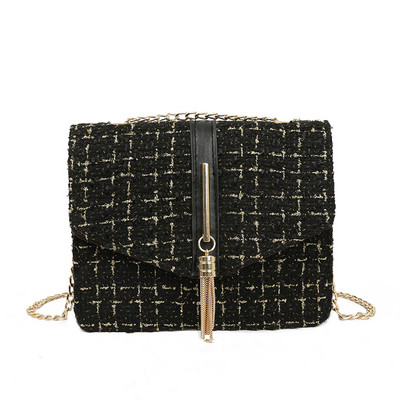 Stílusos női táska fehér és fekete lánccal