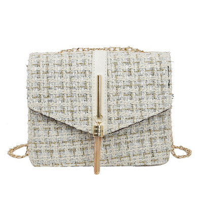 Stílusos női táska fehér és fekete lánccal