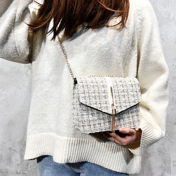 Stílusos női táska fehér és fekete lánccal