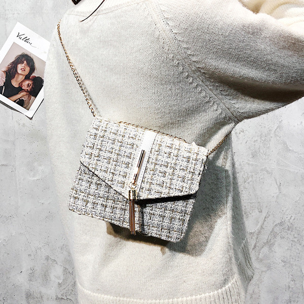 Stílusos női táska fehér és fekete lánccal