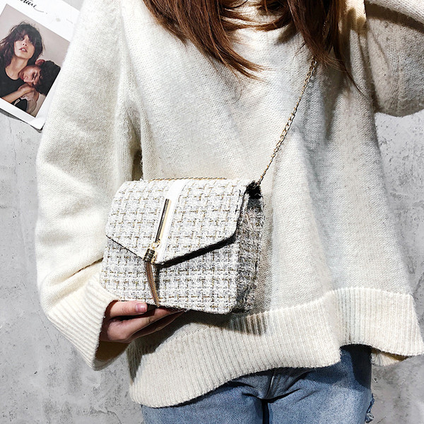 Stílusos női táska fehér és fekete lánccal