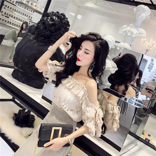 Stílusos női csipkeblúz szett vágott váll és szoknya magas derékkal