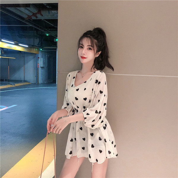 Modern női ruha bézs és fehér színben