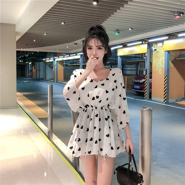 Modern női ruha bézs és fehér színben