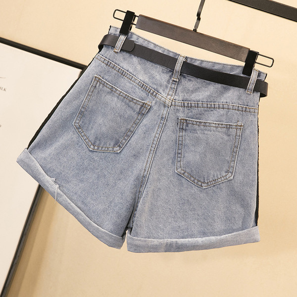 Modern női rövidnadrág kék színben, fekete csíkokkal