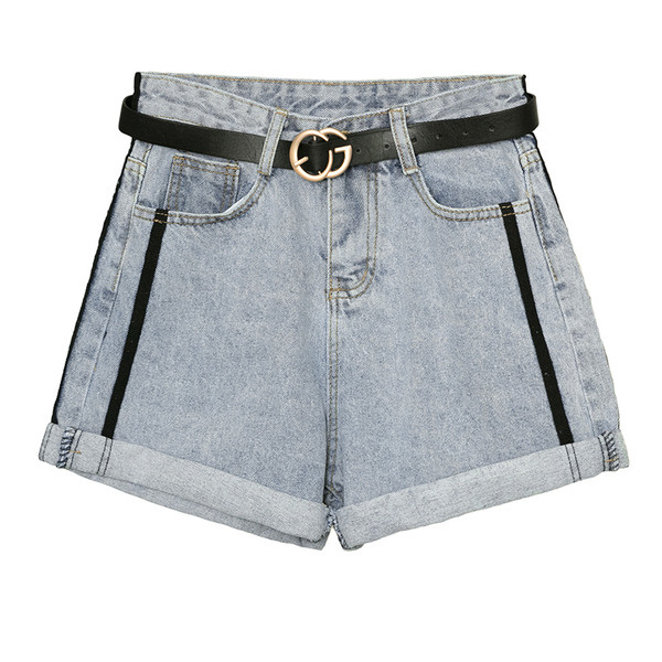 Modern női rövidnadrág kék színben, fekete csíkokkal