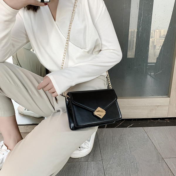 Елегантна дамска чанта с метално закопчаване в четири цвята