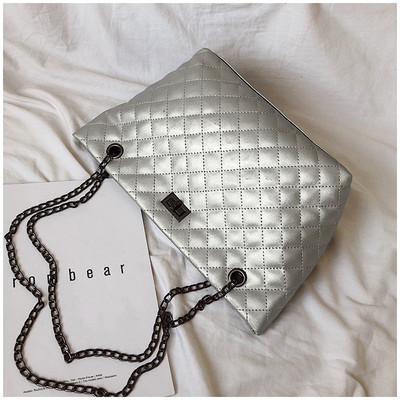 Μοντέρνα γυναικεία τσάντα από οικολογικό δέρμα με αλυσίδα