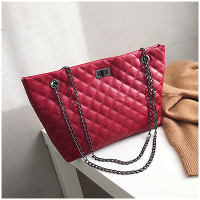 Μοντέρνα γυναικεία τσάντα από οικολογικό δέρμα με αλυσίδα