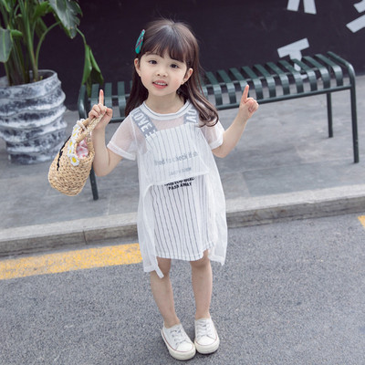 Csíkos gyerekruha lányoknak fehér és fekete színben