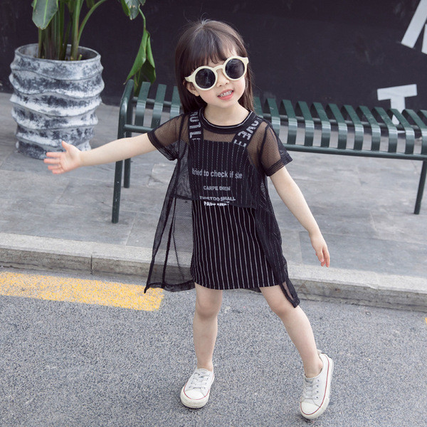 Csíkos gyerekruha lányoknak fehér és fekete színben