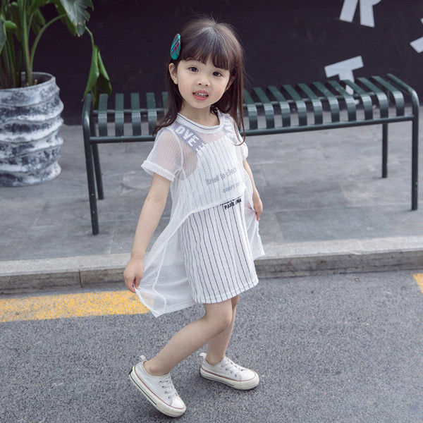 Csíkos gyerekruha lányoknak fehér és fekete színben