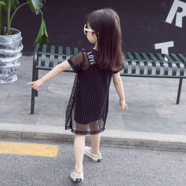 Csíkos gyerekruha lányoknak fehér és fekete színben