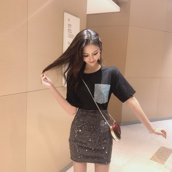 Σύγχρονη γυναικεία μπλούζα με κοντό μανίκι και λαμπερά στοιχεία