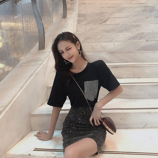 Σύγχρονη γυναικεία μπλούζα με κοντό μανίκι και λαμπερά στοιχεία