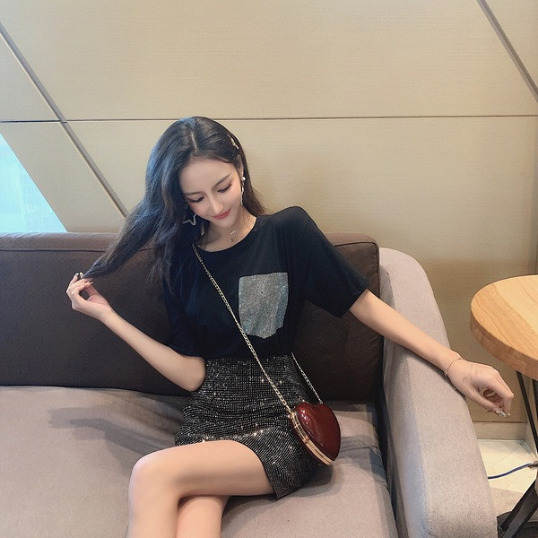 Σύγχρονη γυναικεία μπλούζα με κοντό μανίκι και λαμπερά στοιχεία