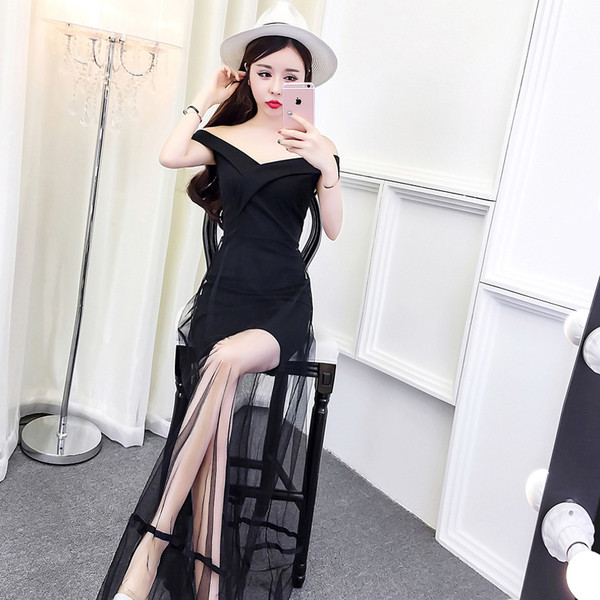 Σύγχρονο γυναικείο φόρεμα με γυμνούς ώμους και τούλι σε μαύρο χρώμα