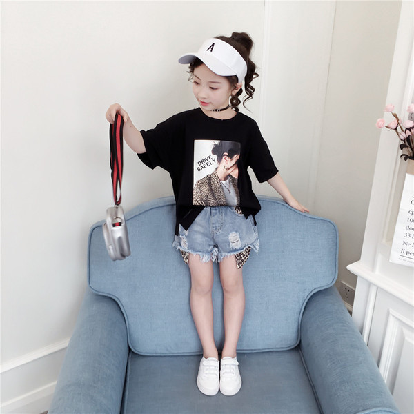 Gyerek modern rövid farmer szakadt motívumokkal - lányoknak