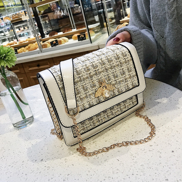 Елегантна дамска чанта с метална декорация в три цвята