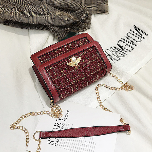 Елегантна дамска чанта с метална декорация в три цвята