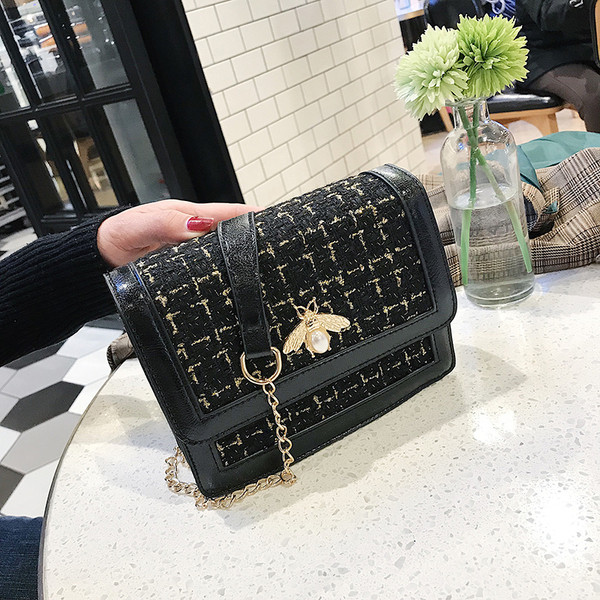 Елегантна дамска чанта с метална декорация в три цвята