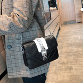 Modern női táska csattal és három színben