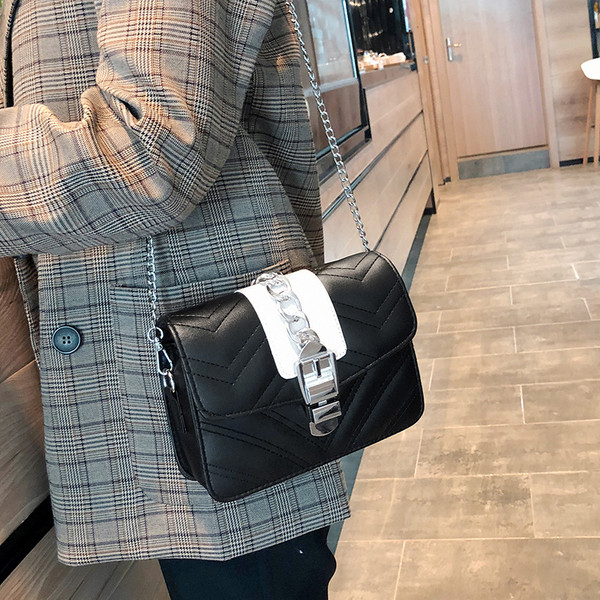 Modern női táska csattal és három színben