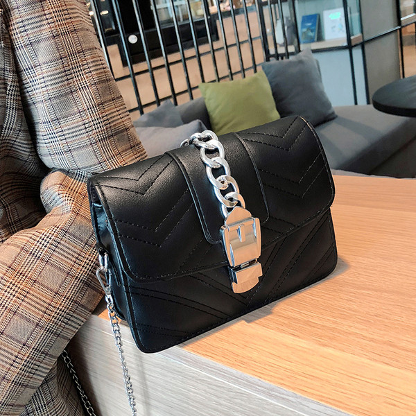 Modern női táska csattal és három színben