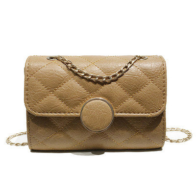 Κομψή γυναικεία τσάντα με μεταλλικό κούμπωμα και αλυσίδα