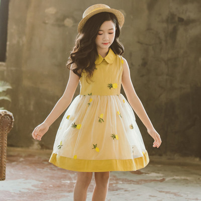 Stílusos sárga gyerekruha hímzéssel és gallérral