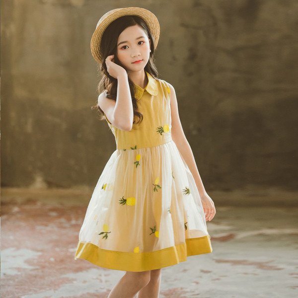 Stílusos sárga gyerekruha hímzéssel és gallérral