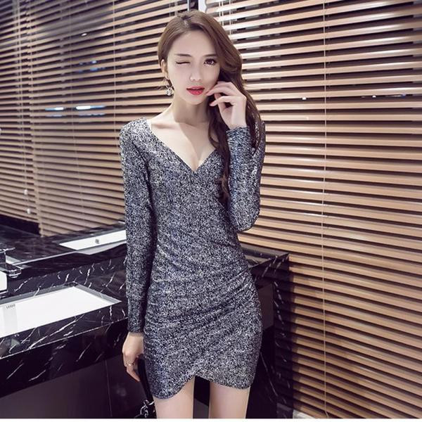 Stílusos női ruha hosszú ujjú, fényes elemekkel