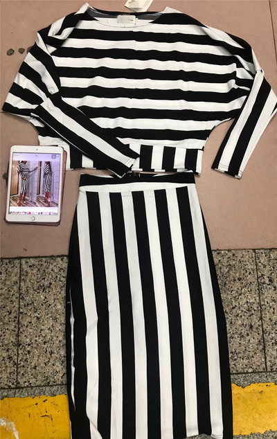 Stílusos női csíkos szett két részből - blúz és szoknya