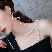 Hosszú női fülbevaló díszítő kövekkel, ezüst színben