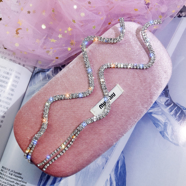 Hosszú női fülbevaló díszítő kövekkel, ezüst színben