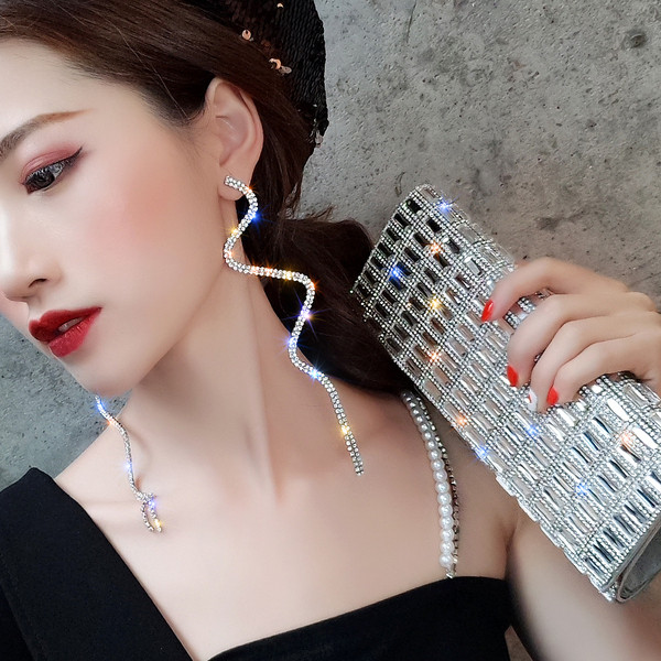 Hosszú női fülbevaló díszítő kövekkel, ezüst színben