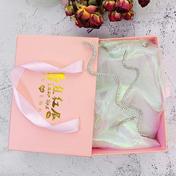 Hosszú női fülbevaló díszítő kövekkel, ezüst színben