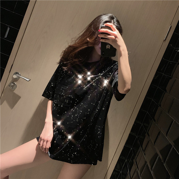 Modern női póló fekete színben, fényes elemekkel