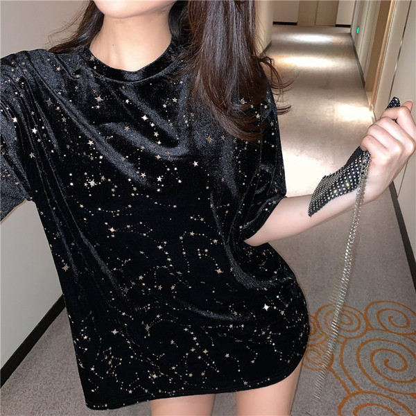 Modern női póló fekete színben, fényes elemekkel